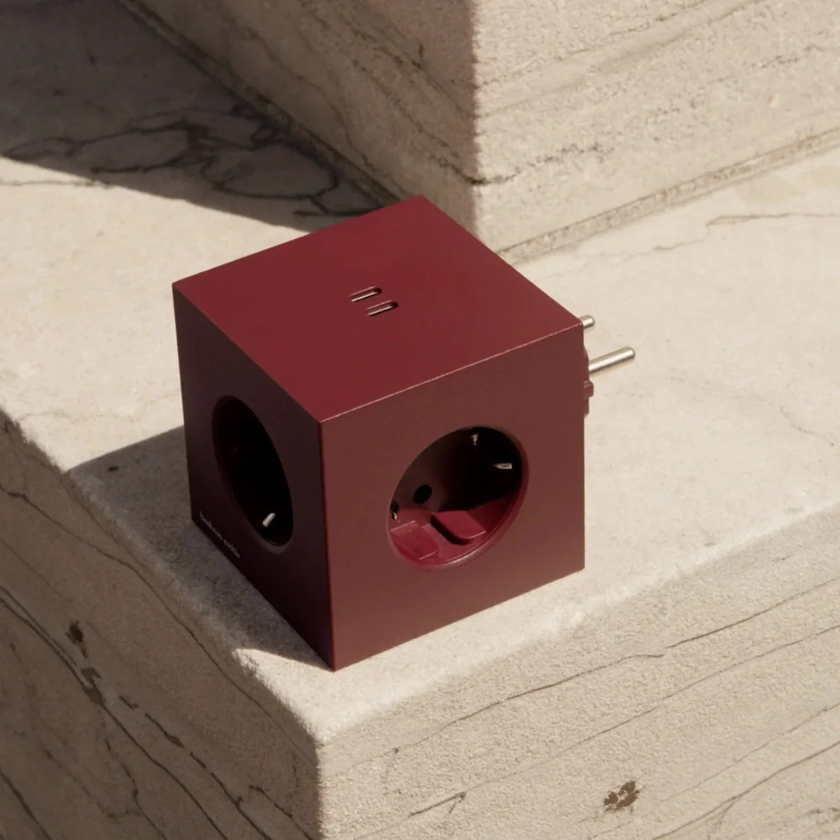 Square 2 USB // Bauhaus-Archiv Mulberry Red - Image 2