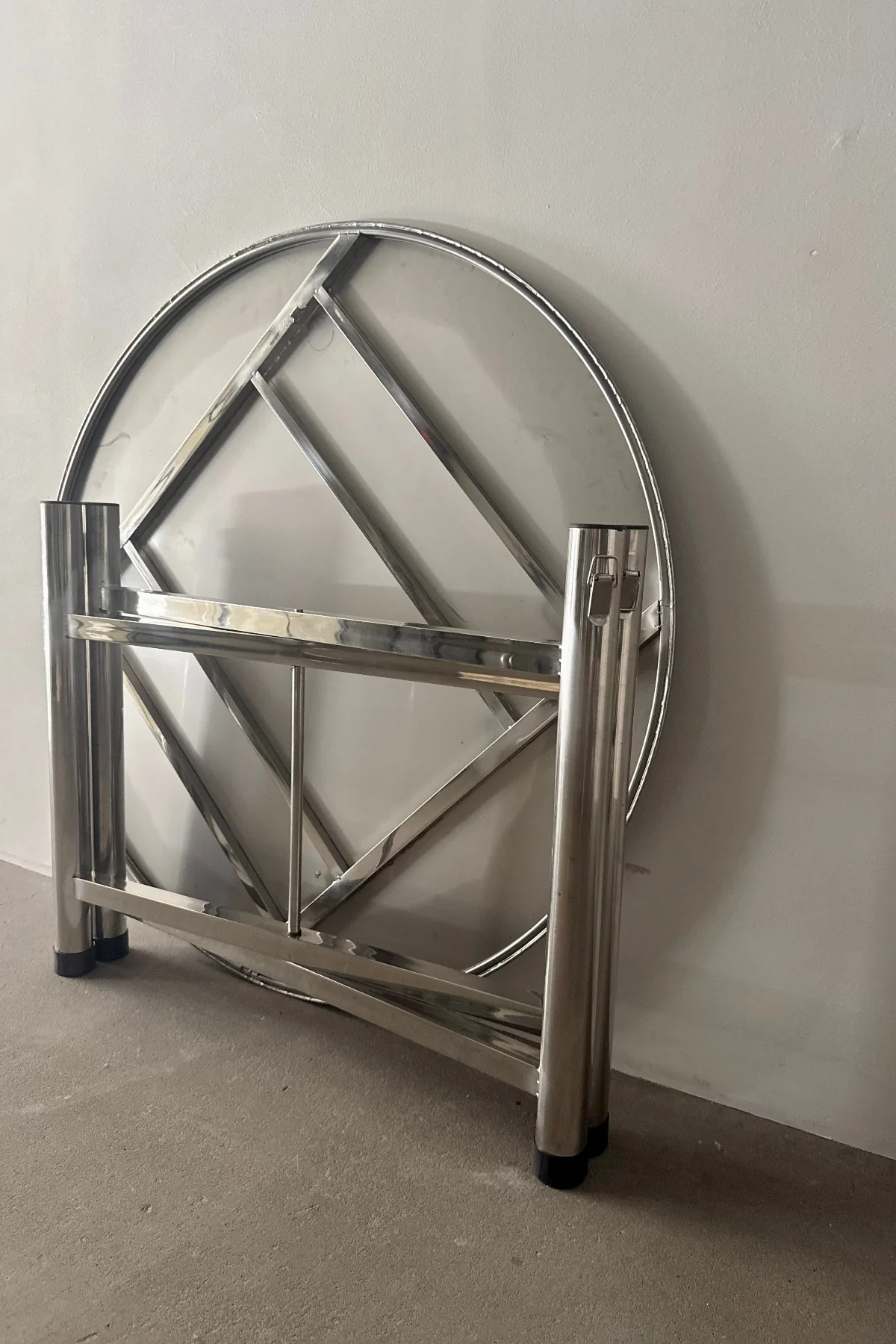 The Circular Folding Table - Image 2