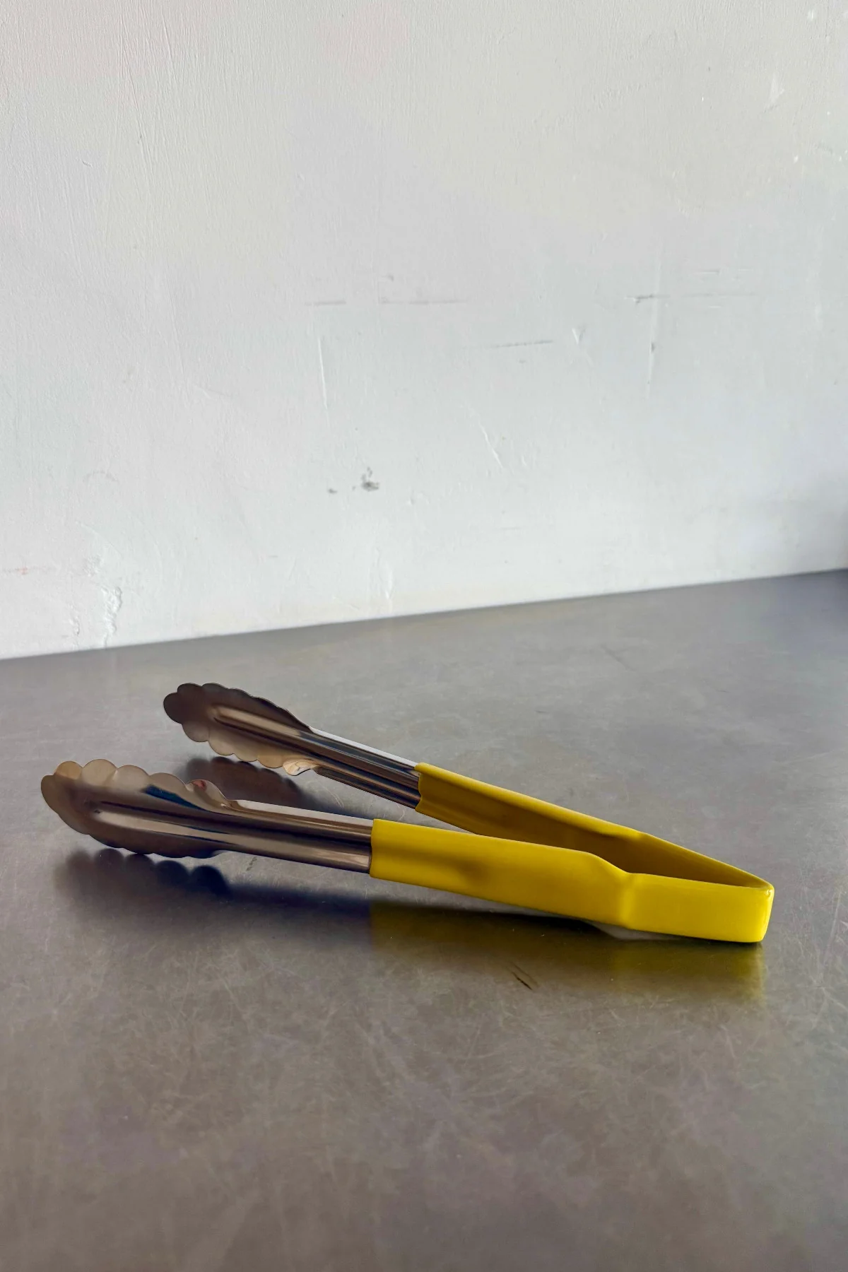 Tongs // Yellow